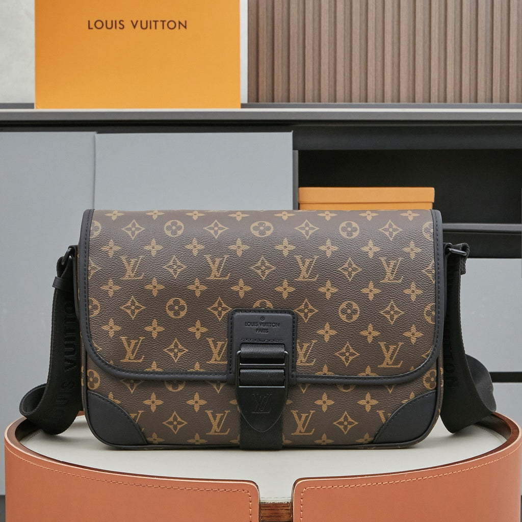 LV MESSENGER BAG
