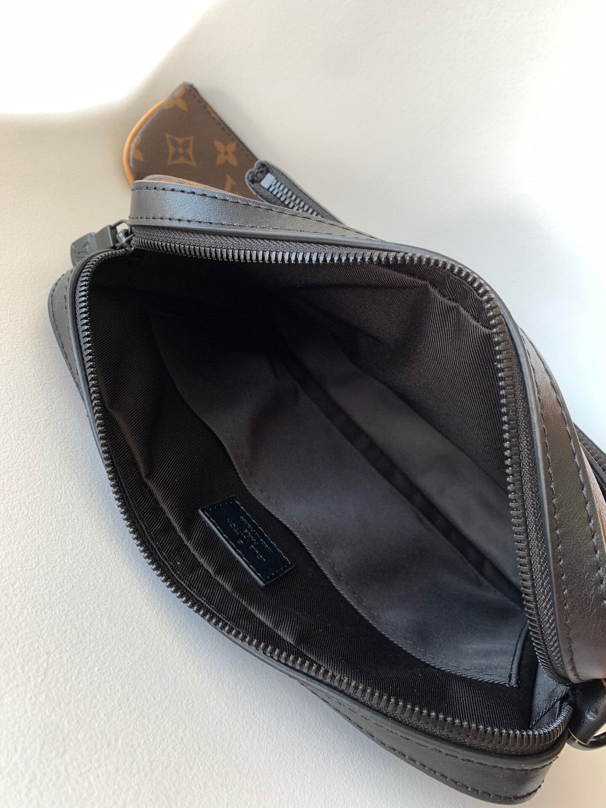 LV MESSENGER BAG