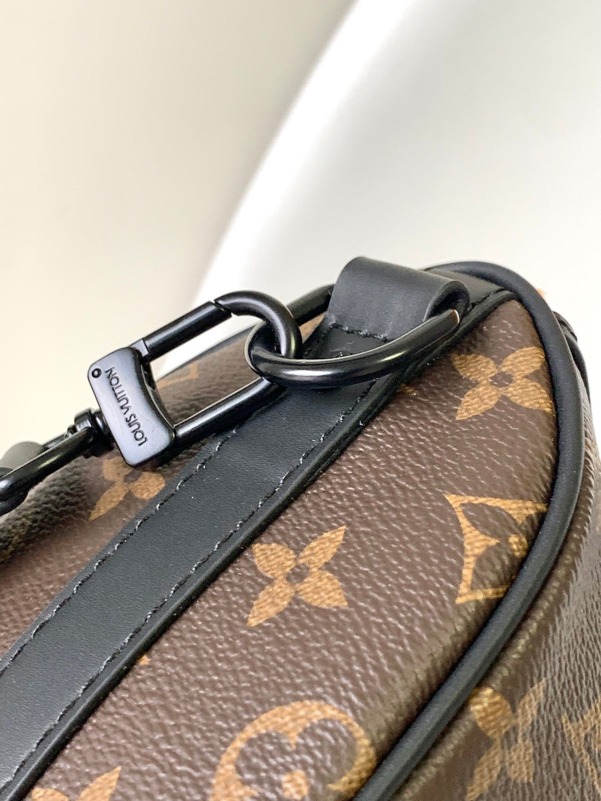 LV MESSENGER BAG