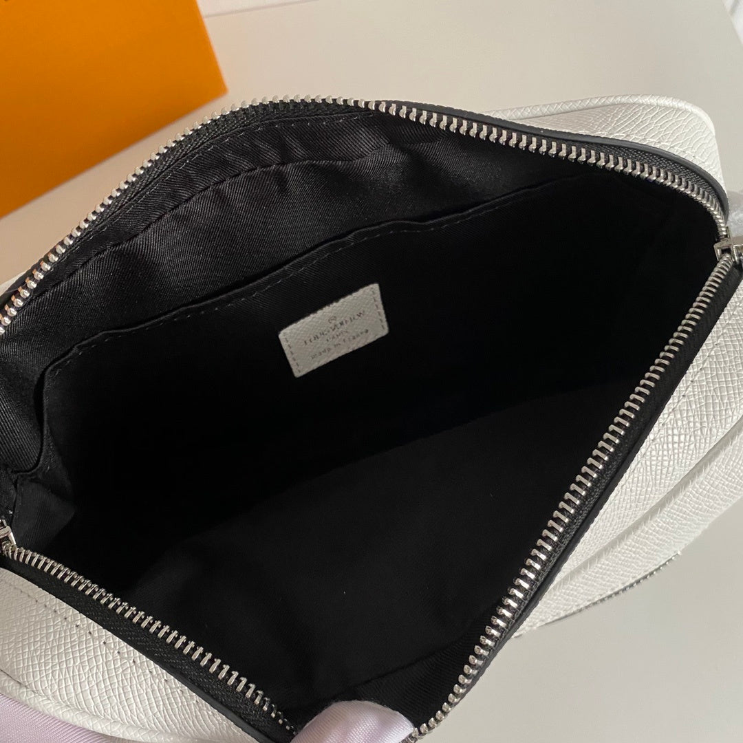 LV MESSENGER BAG
