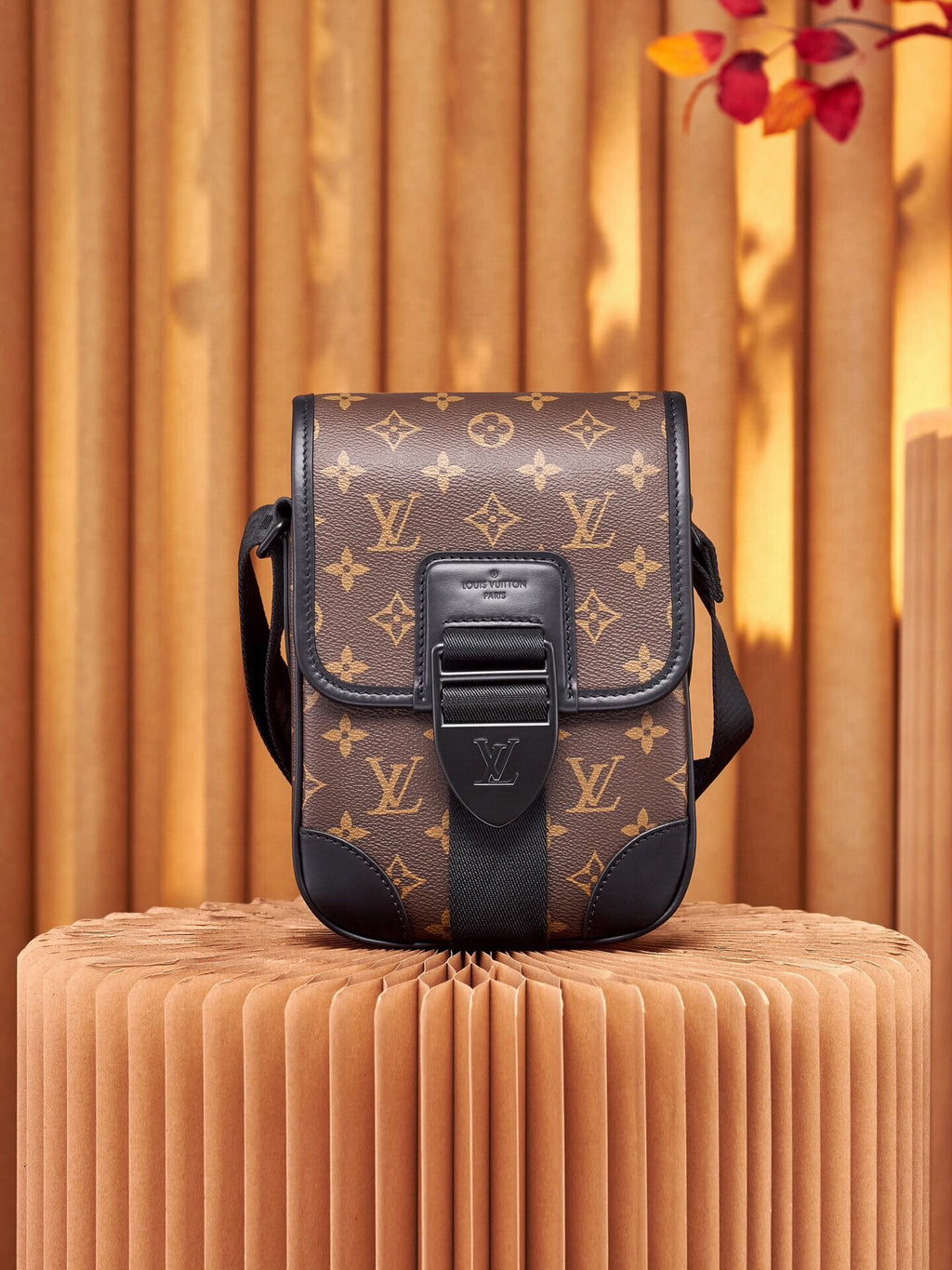 LV MESSENGER BAG