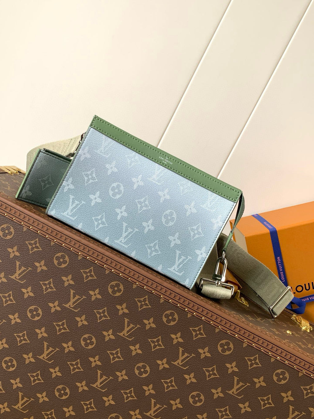 LV MESSENGER BAG