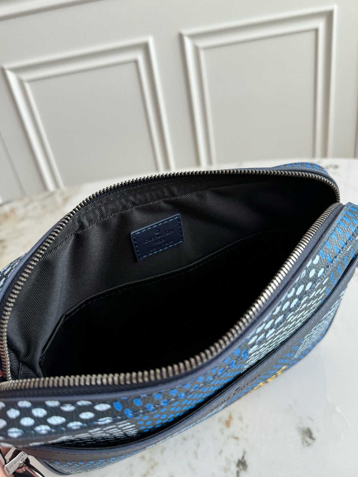 LV MESSENGER BAG
