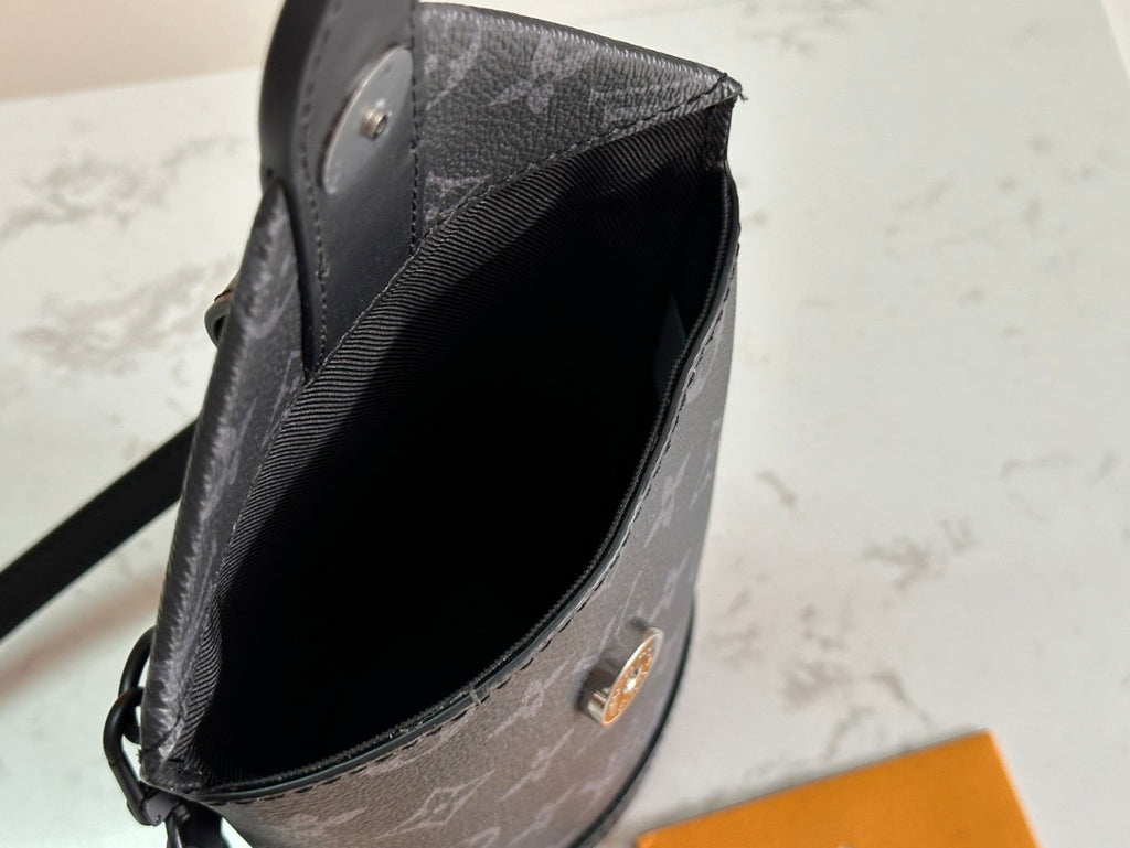 LV MESSENGER BAG