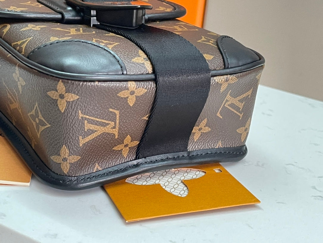 LV MESSENGER BAG