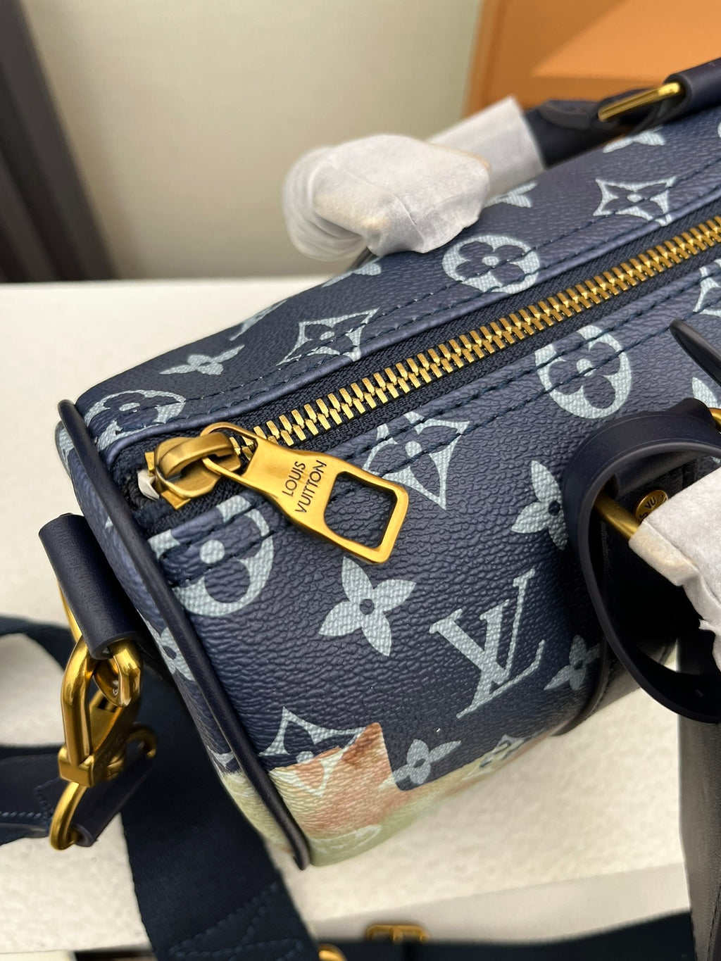 LV MESSENGER BAG