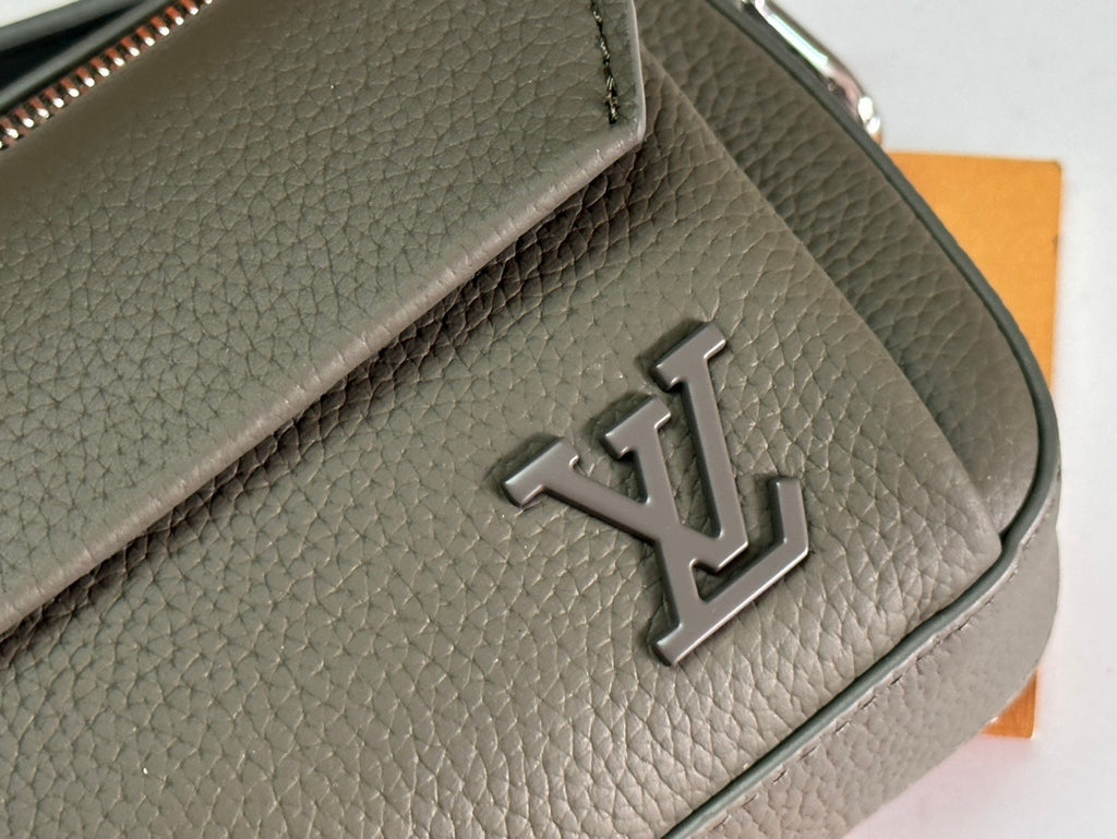 LV MESSENGER BAG