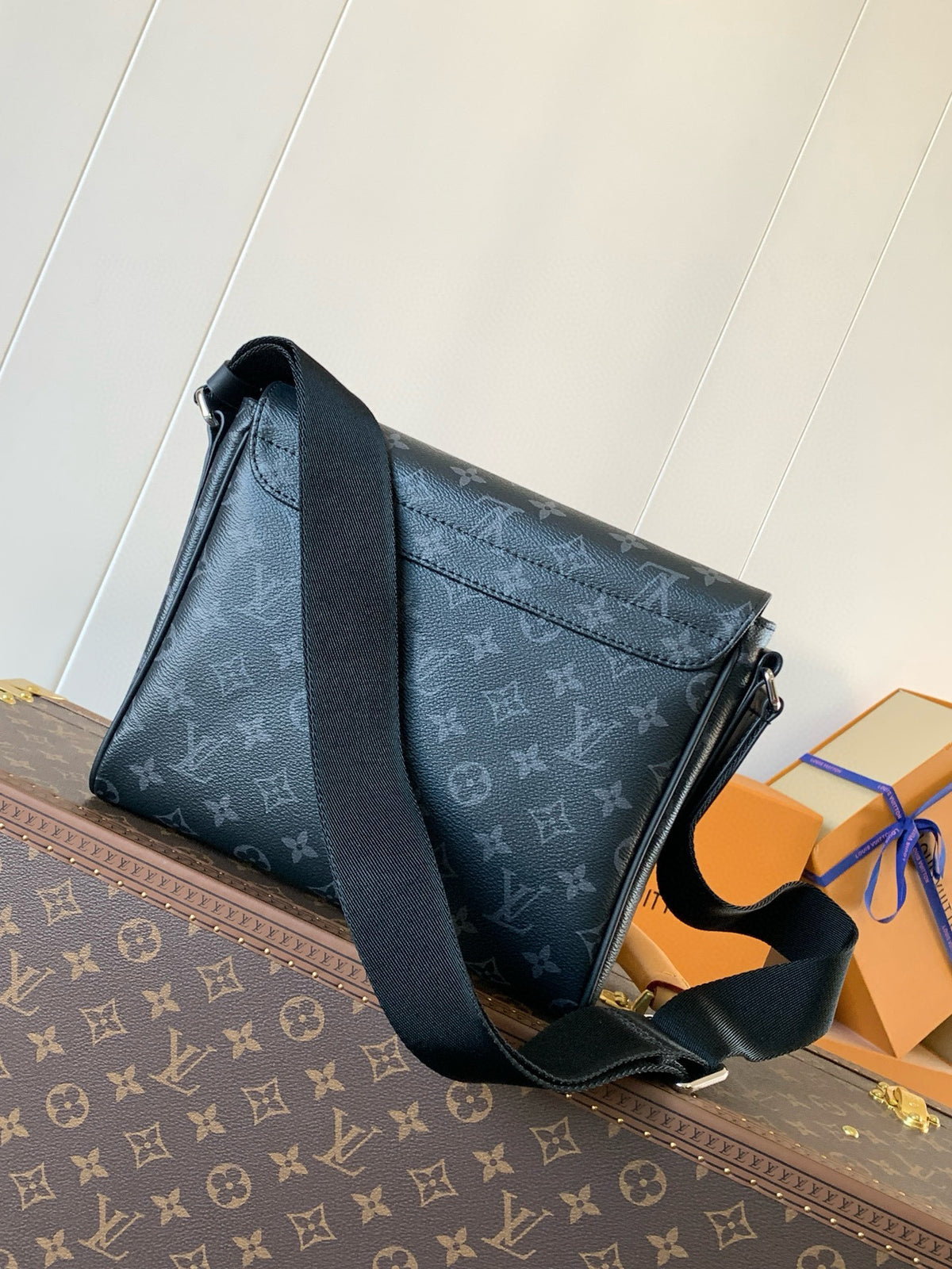 LV MESSENGER BAG