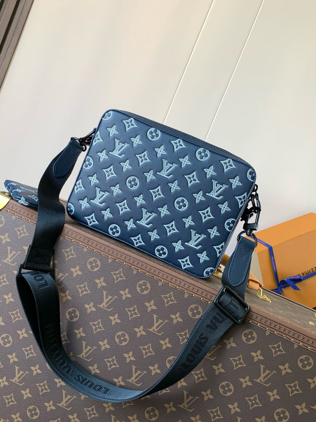 LV MESSENGER BAG