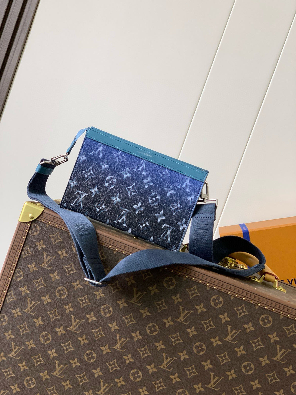 LV MESSENGER BAG