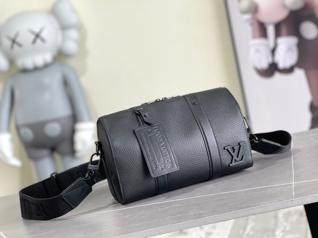 LV MESSENGER BAG