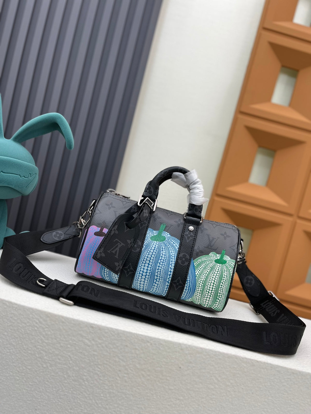 LV MESSENGER BAG