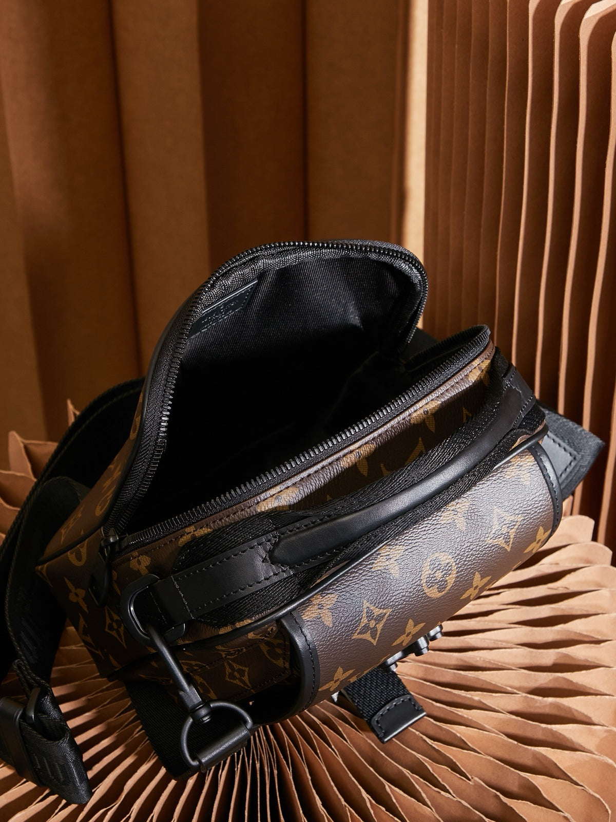 LV MESSENGER BAG