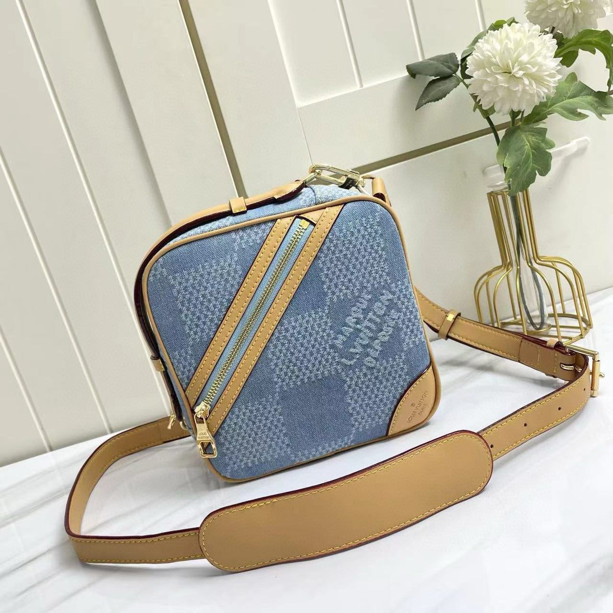 LV MESSENGER BAG