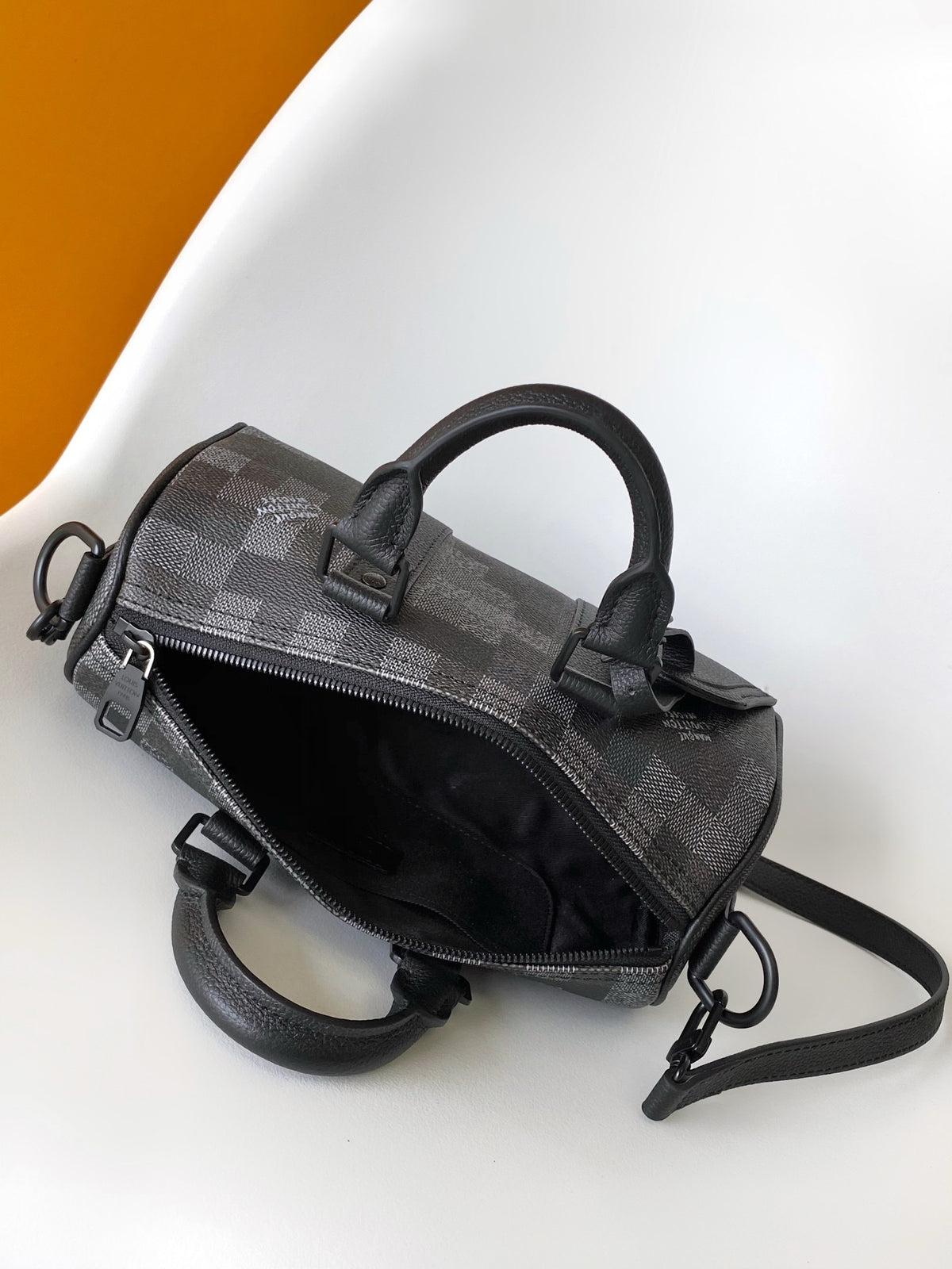 LV MESSENGER BAG