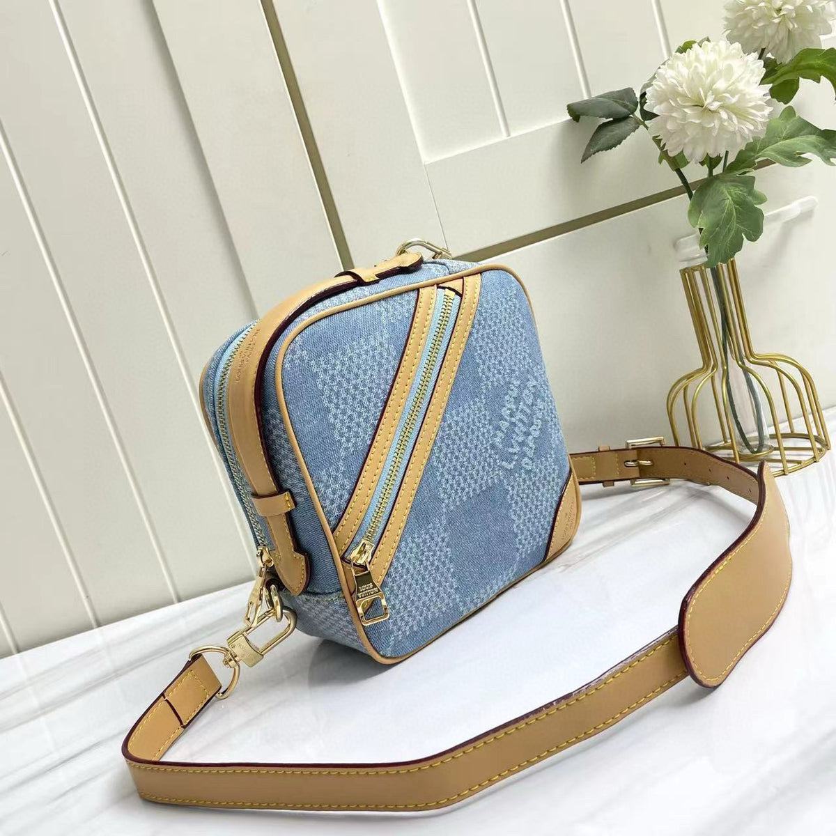 LV MESSENGER BAG