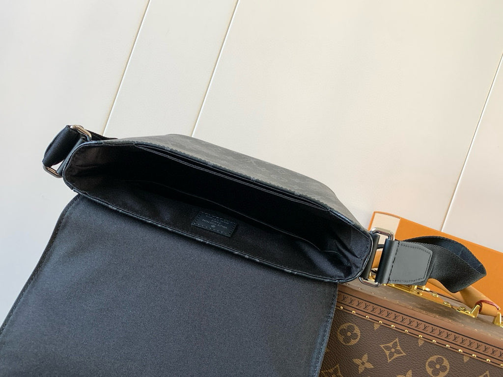 LV MESSENGER BAG
