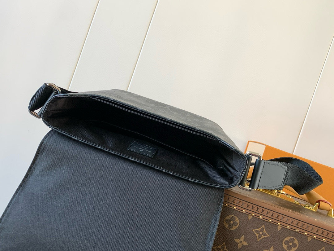 LV MESSENGER BAG