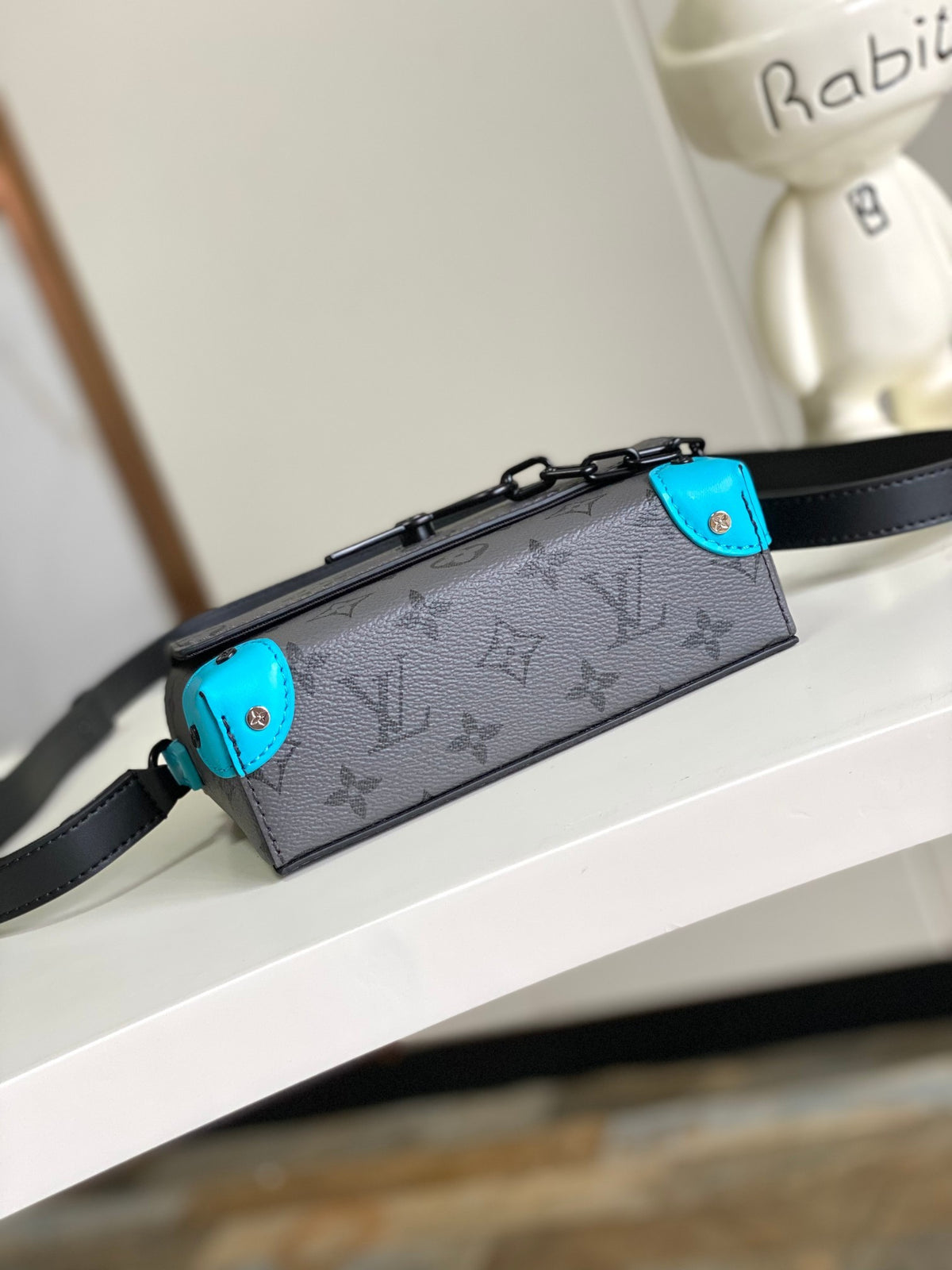 LV MESSENGER BAG