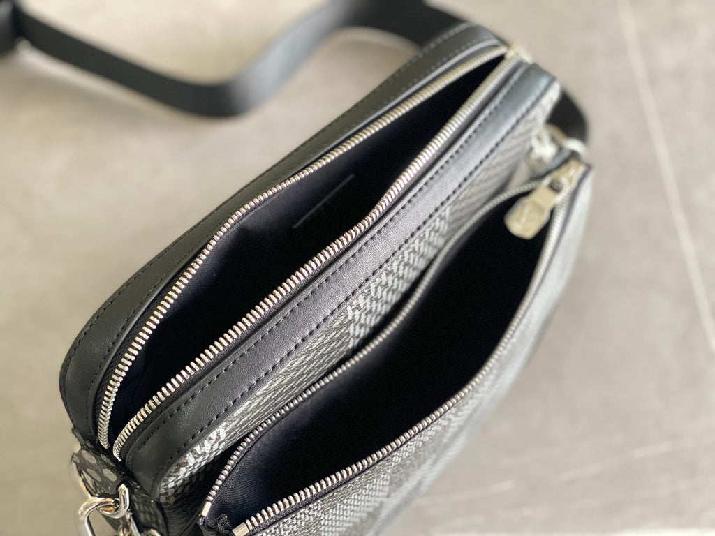 LV MESSENGER BAG