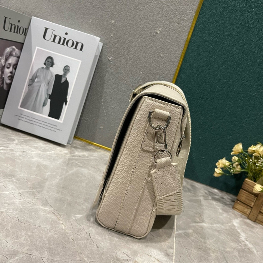 LV MESSENGER BAG