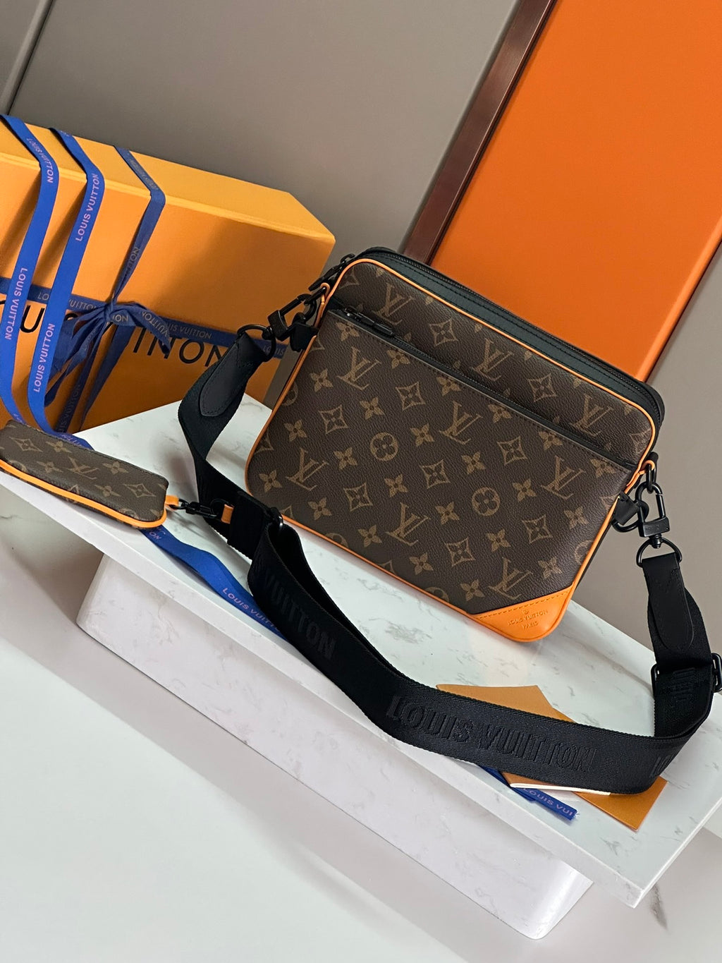 LV MESSENGER BAG
