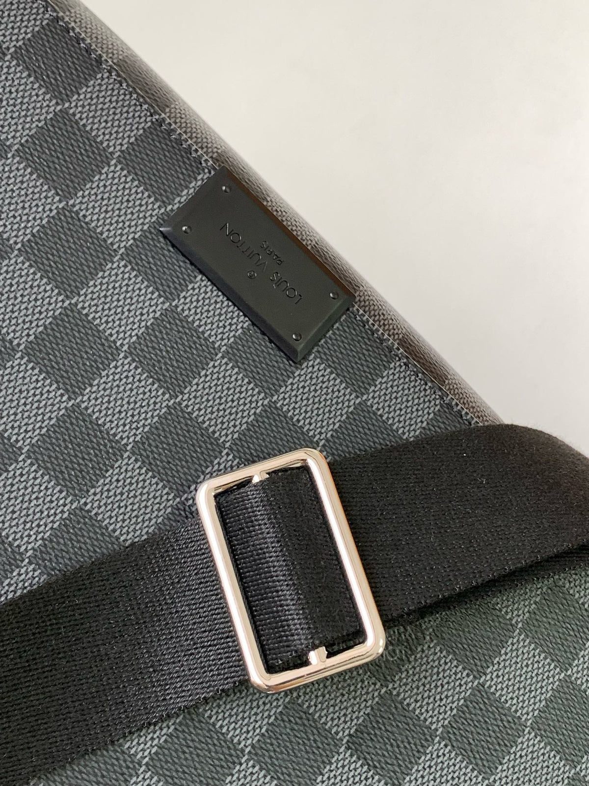 LV MESSENGER BAG