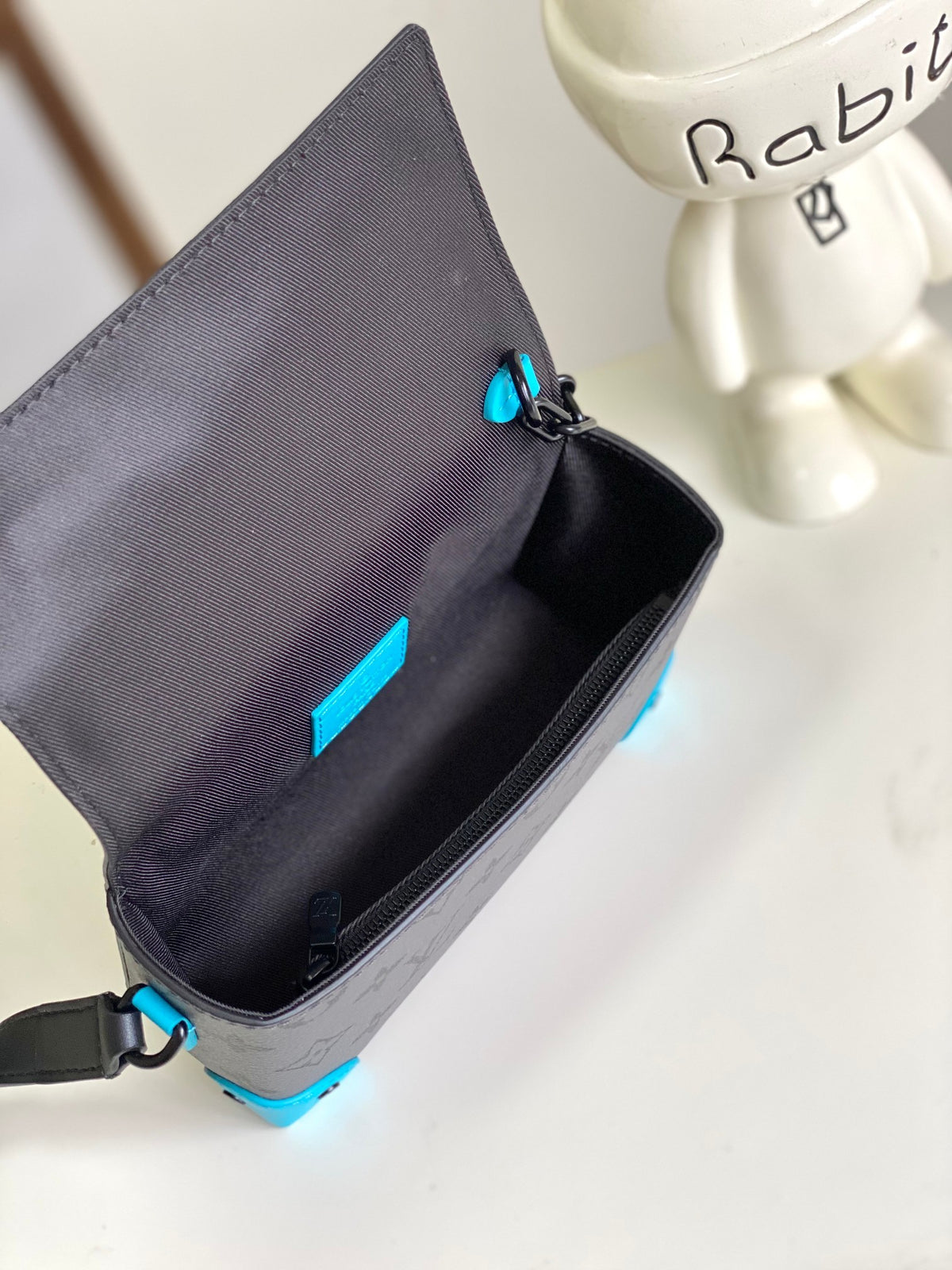 LV MESSENGER BAG