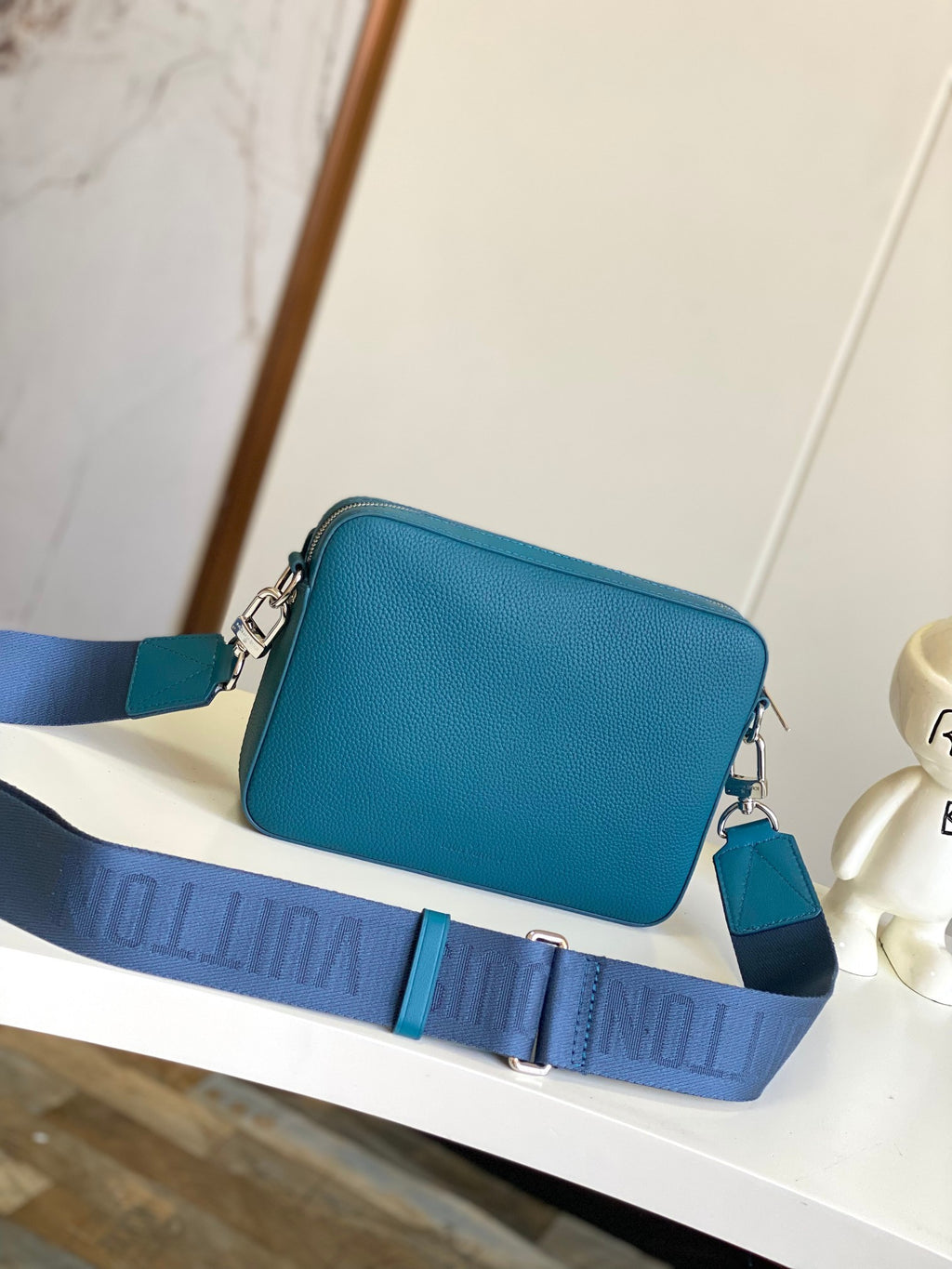 LV MESSENGER BAG