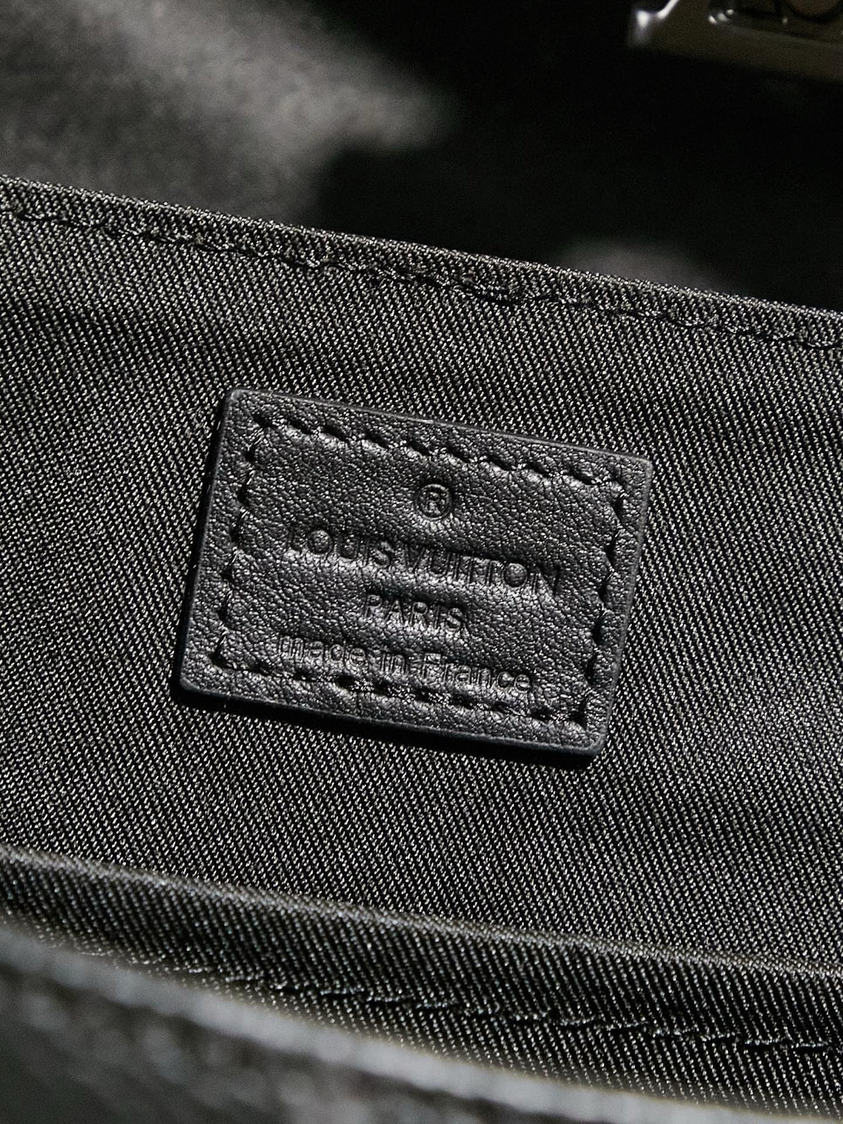 LV MESSENGER BAG