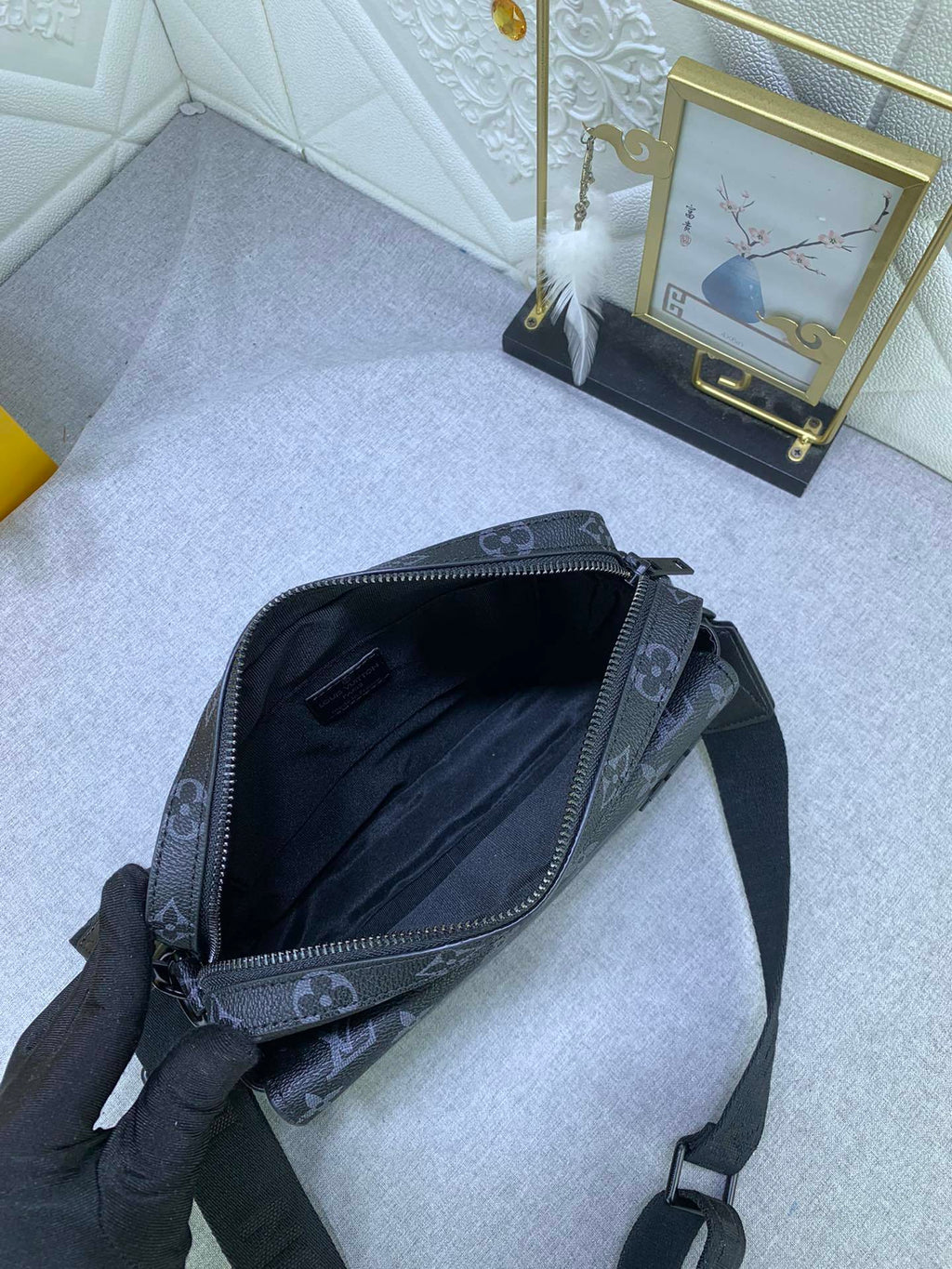LV MESSENGER BAG