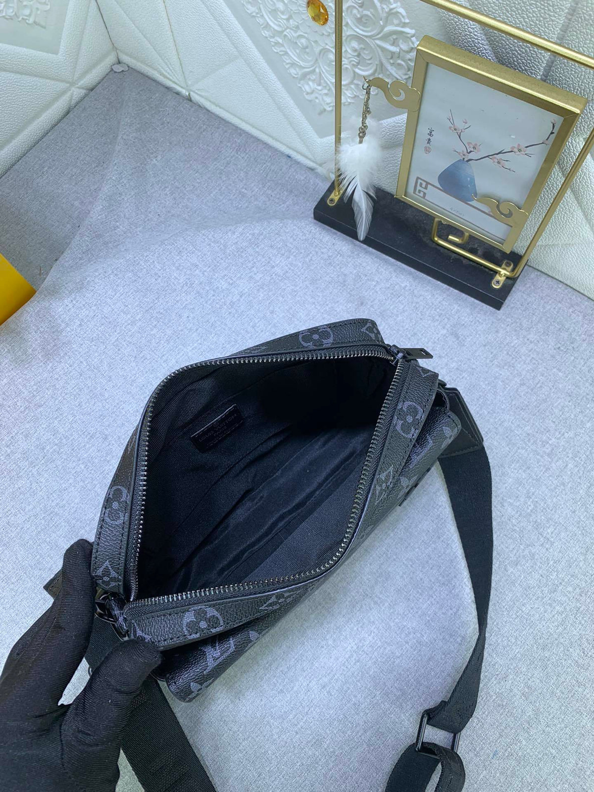 LV MESSENGER BAG