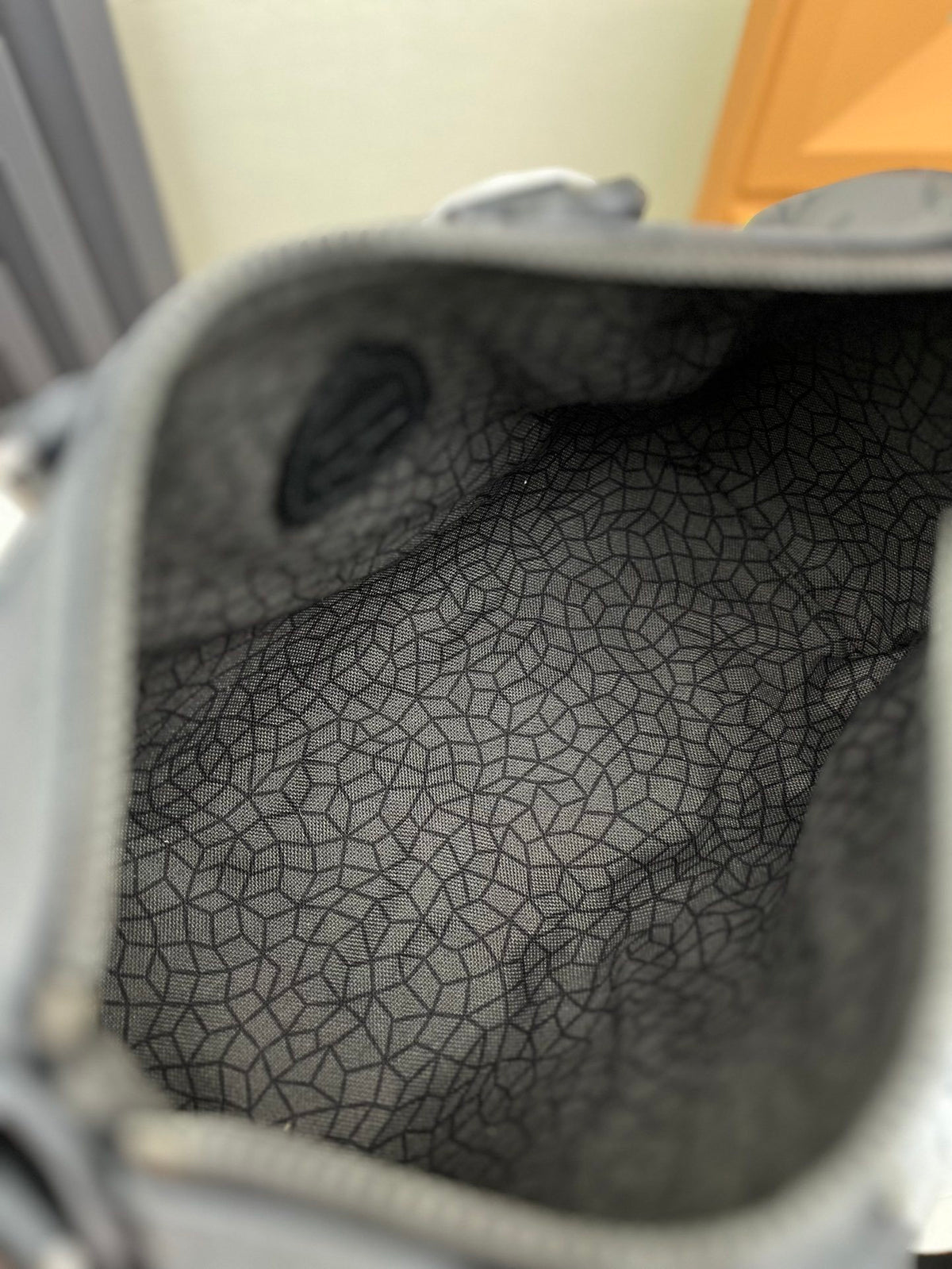 LV MESSENGER BAG