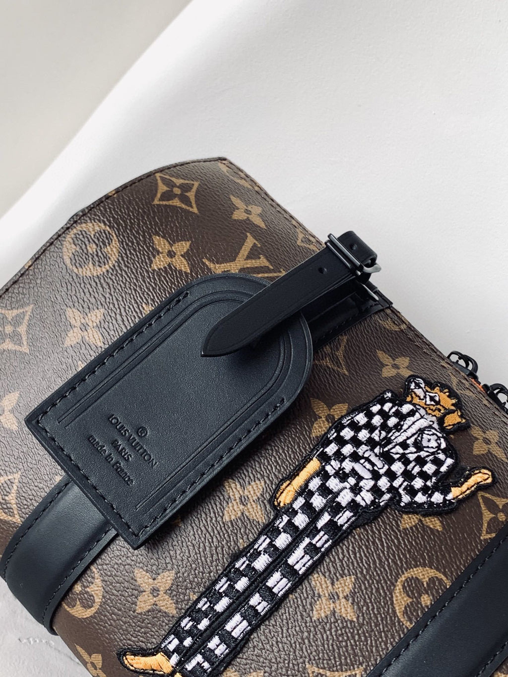 LV MESSENGER BAG