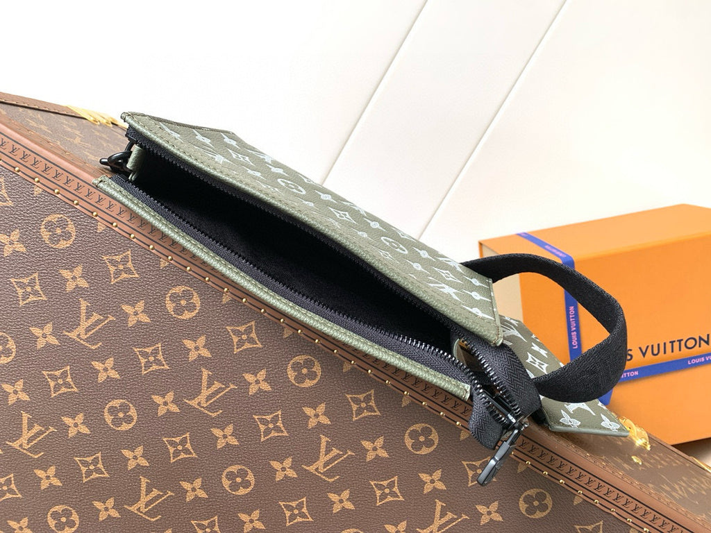 LV MESSENGER BAG