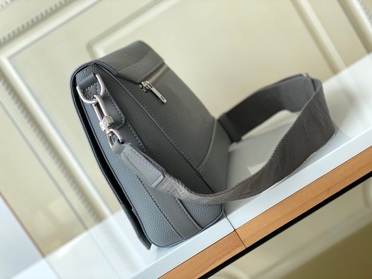 LV MESSENGER BAG