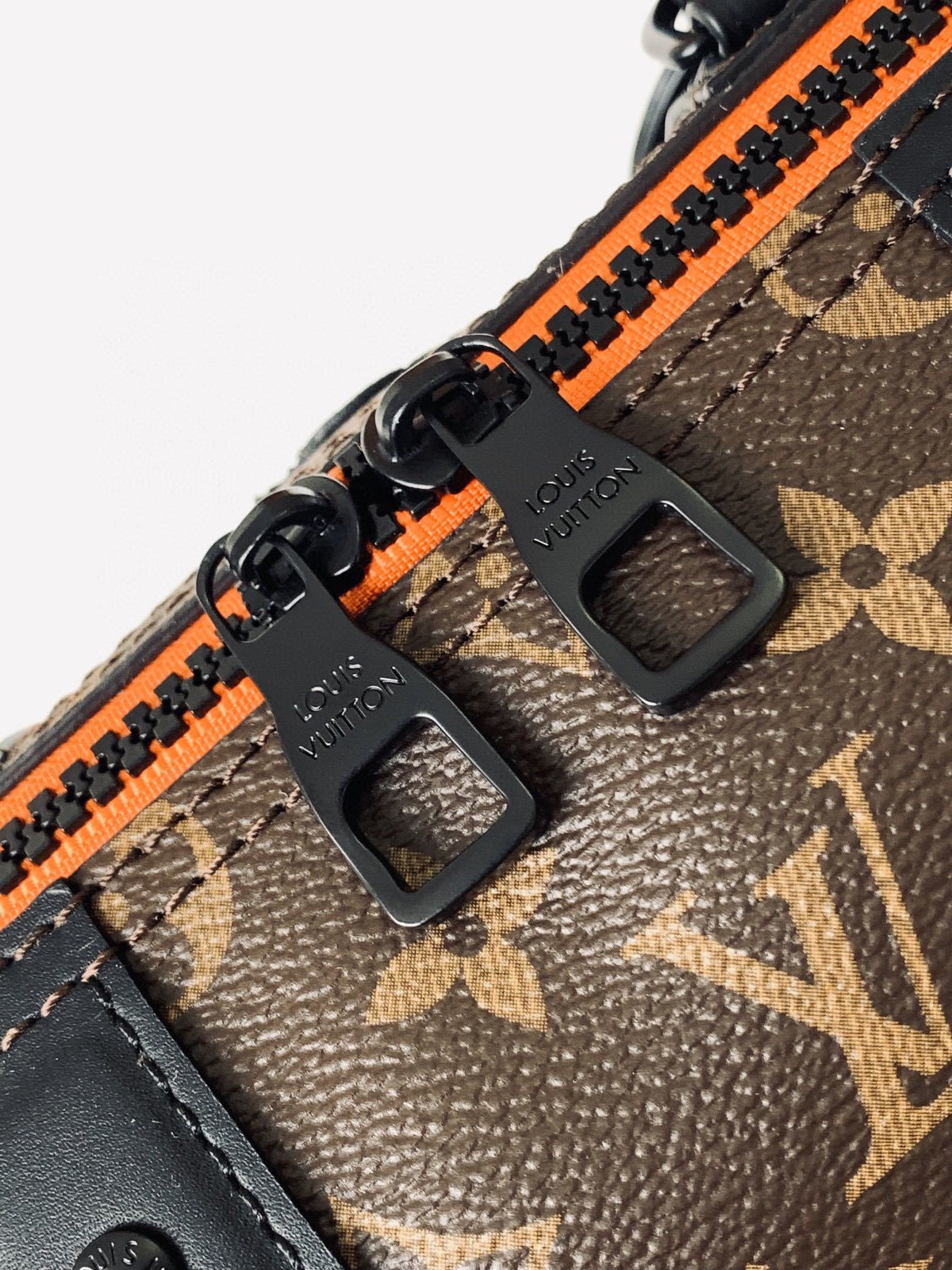 LV MESSENGER BAG