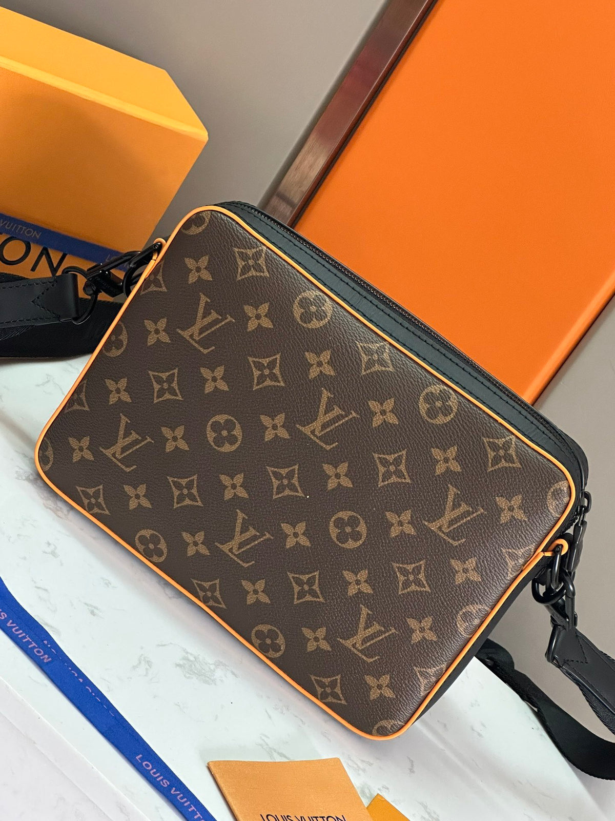 LV MESSENGER BAG