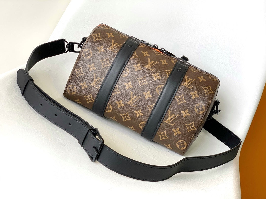 LV MESSENGER BAG