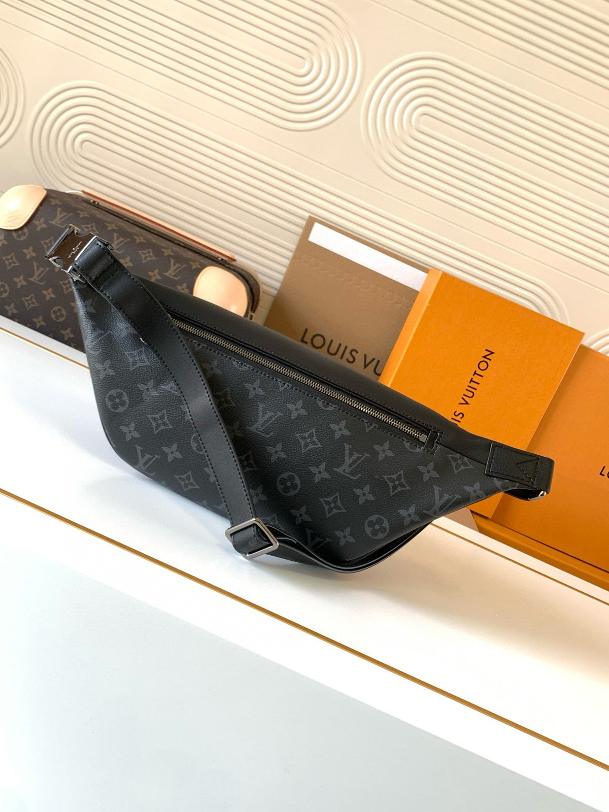 LV MESSENGER BAG