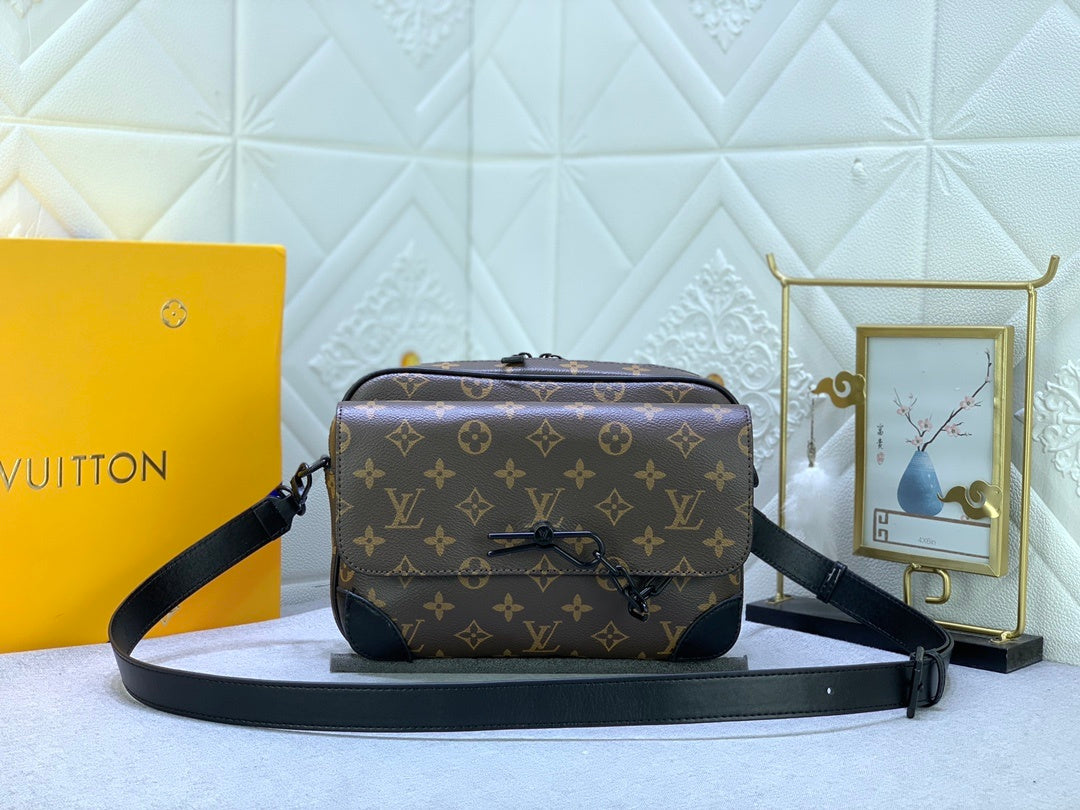LV MESSENGER BAG