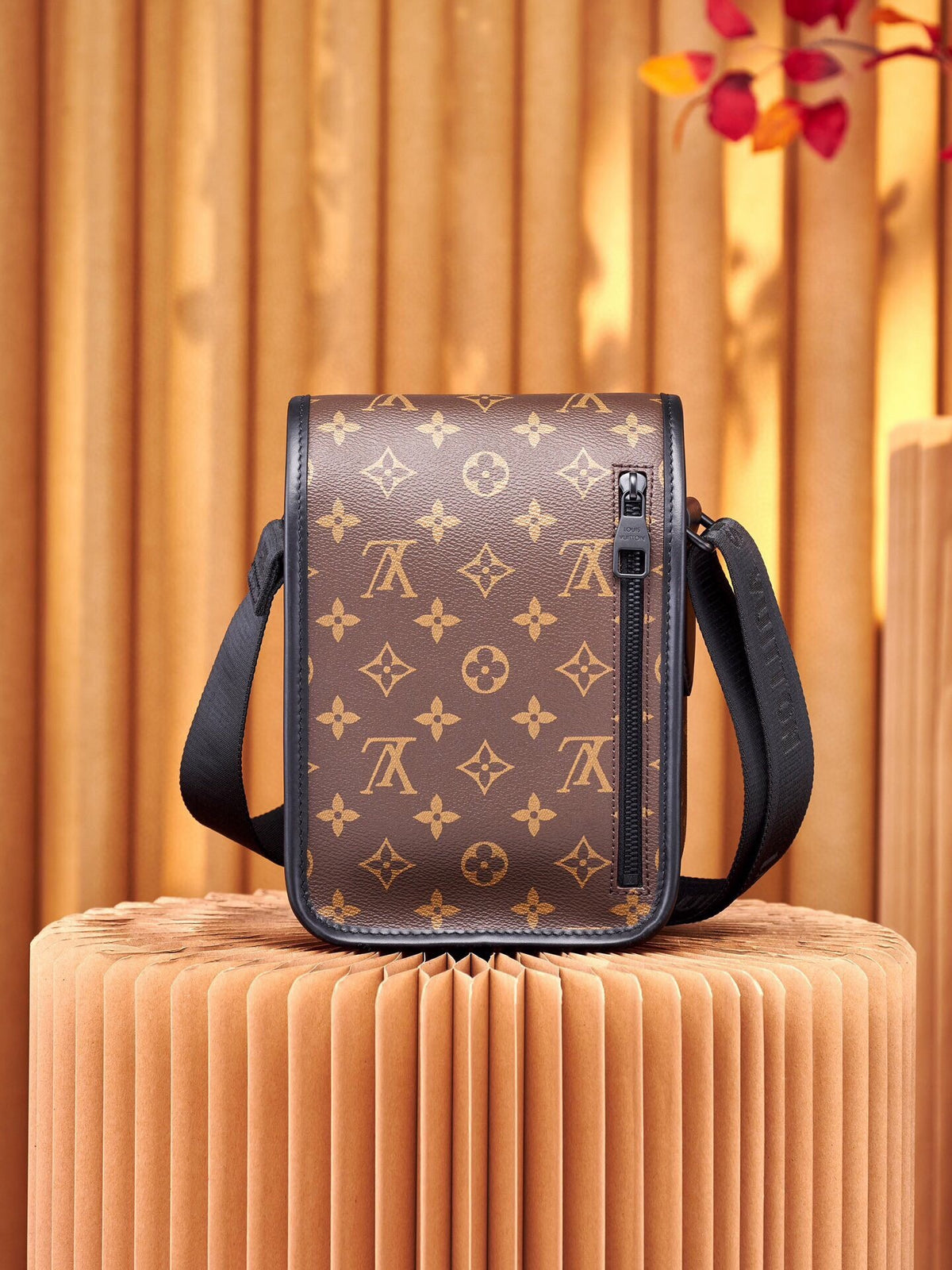 LV MESSENGER BAG