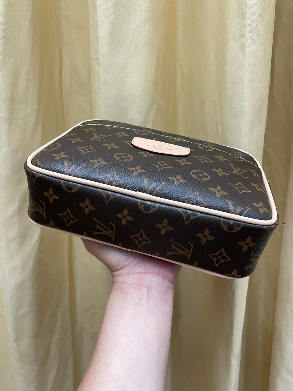 LV MESSENGER BAG