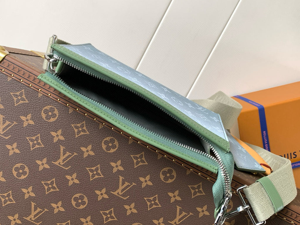 LV MESSENGER BAG