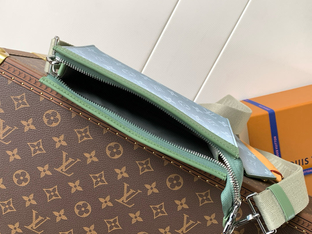 LV MESSENGER BAG