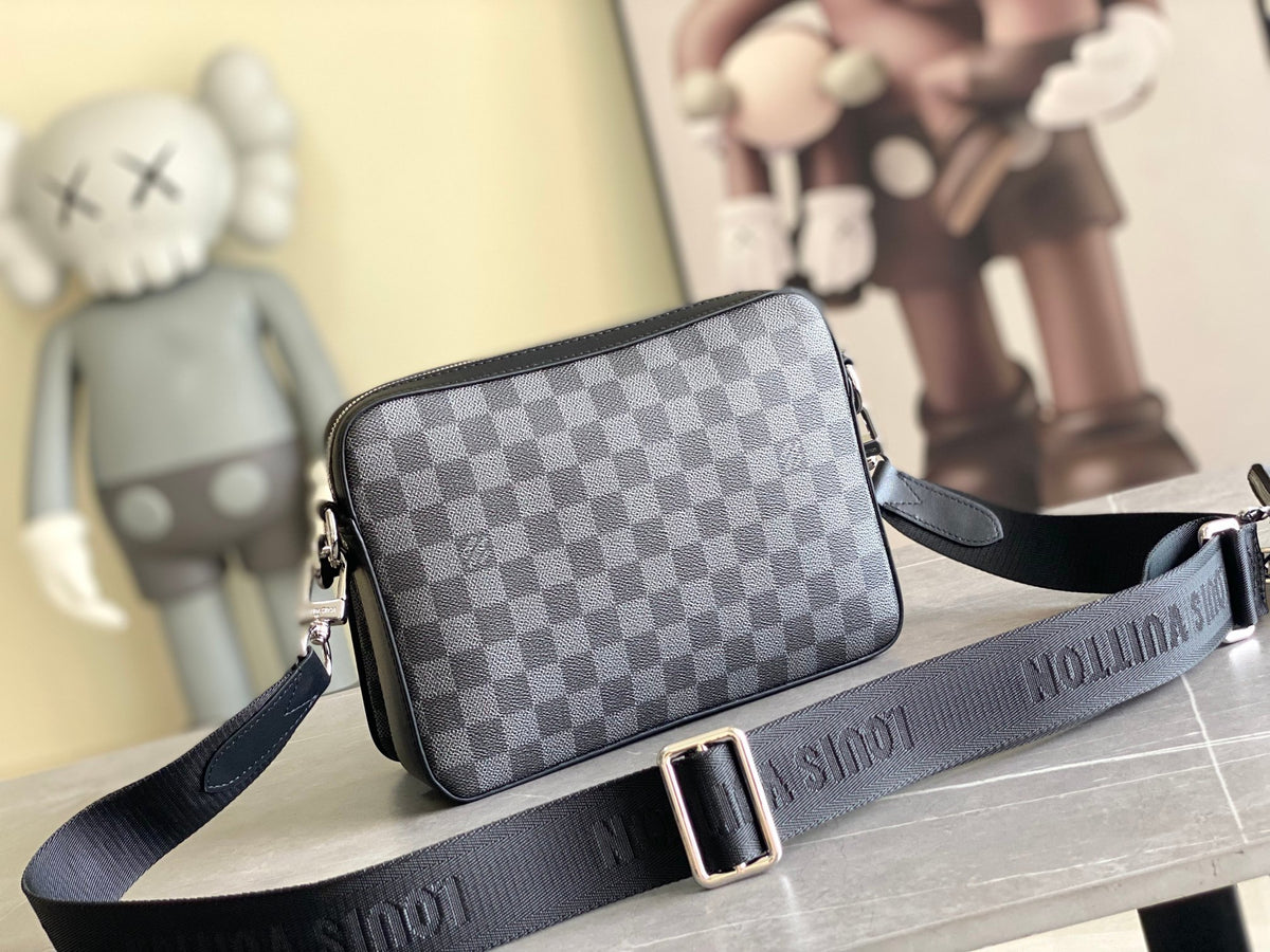 LV MESSENGER BAG