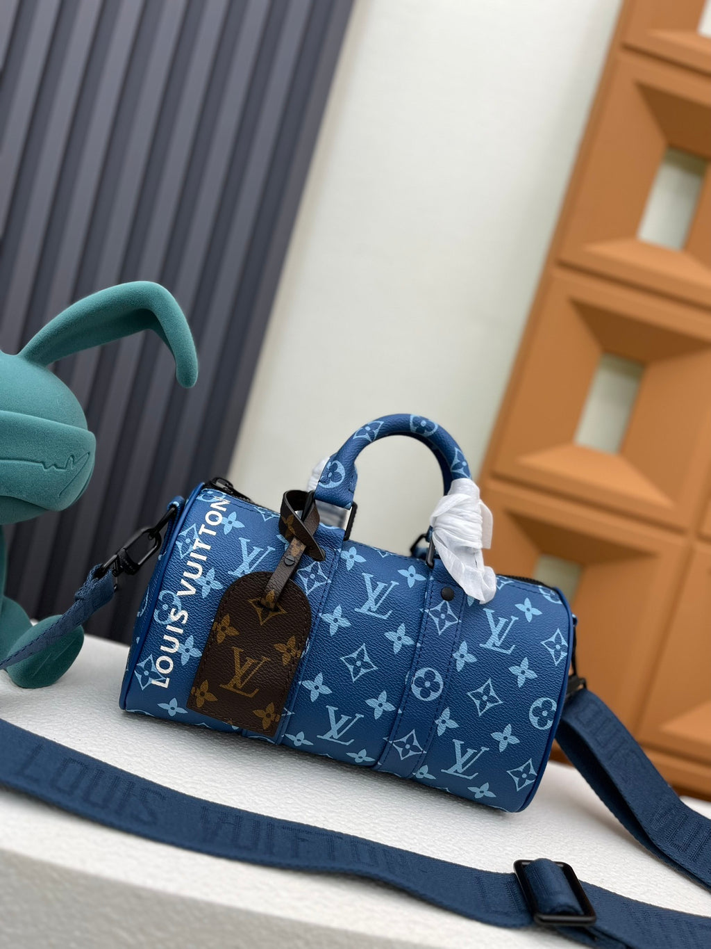 LV MESSENGER BAG