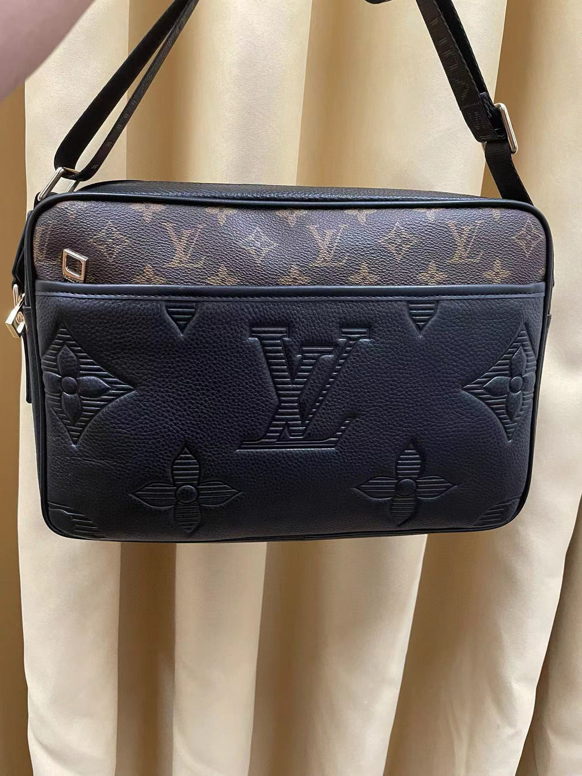 LV MESSENGER BAG