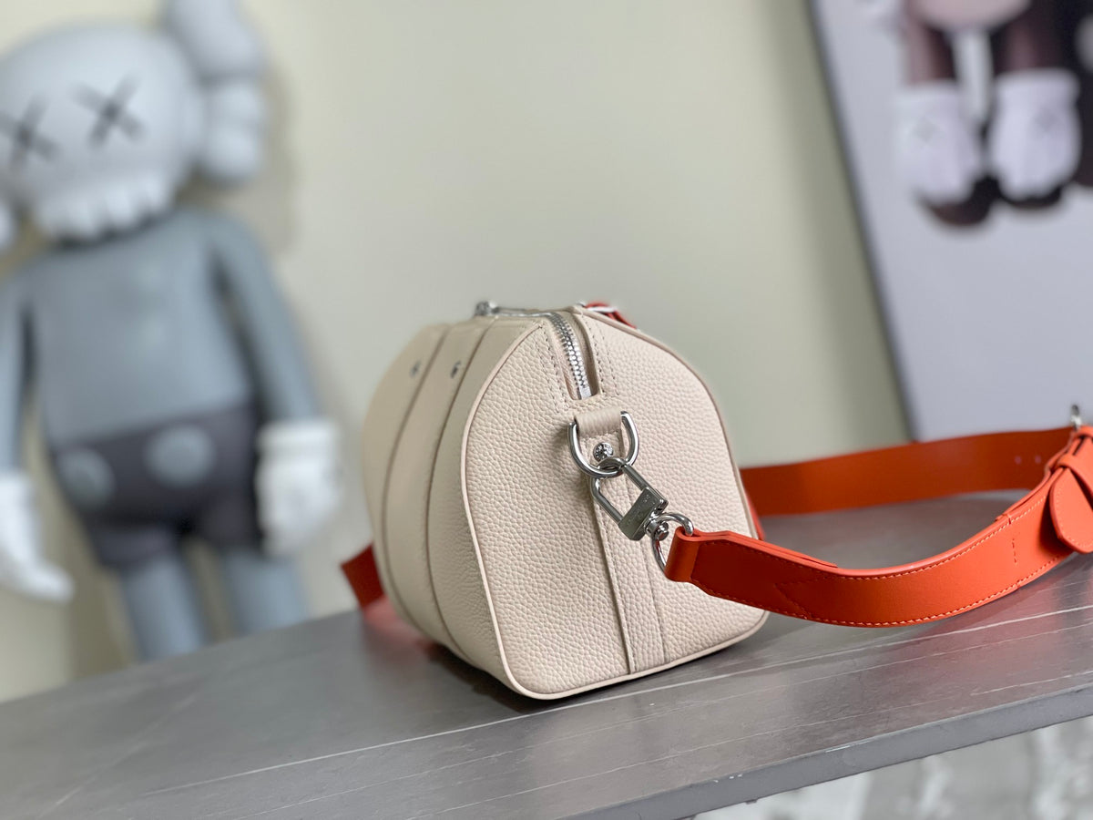 LV MESSENGER BAG