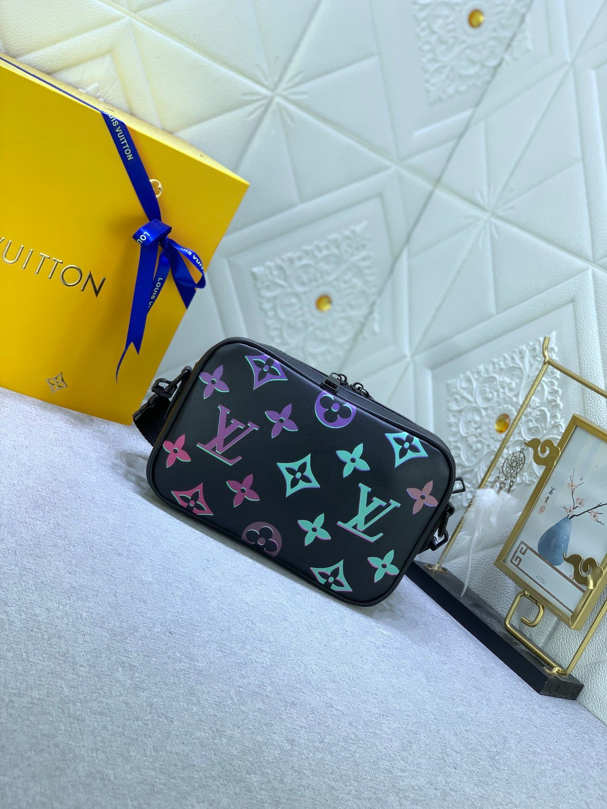 LV MESSENGER BAG